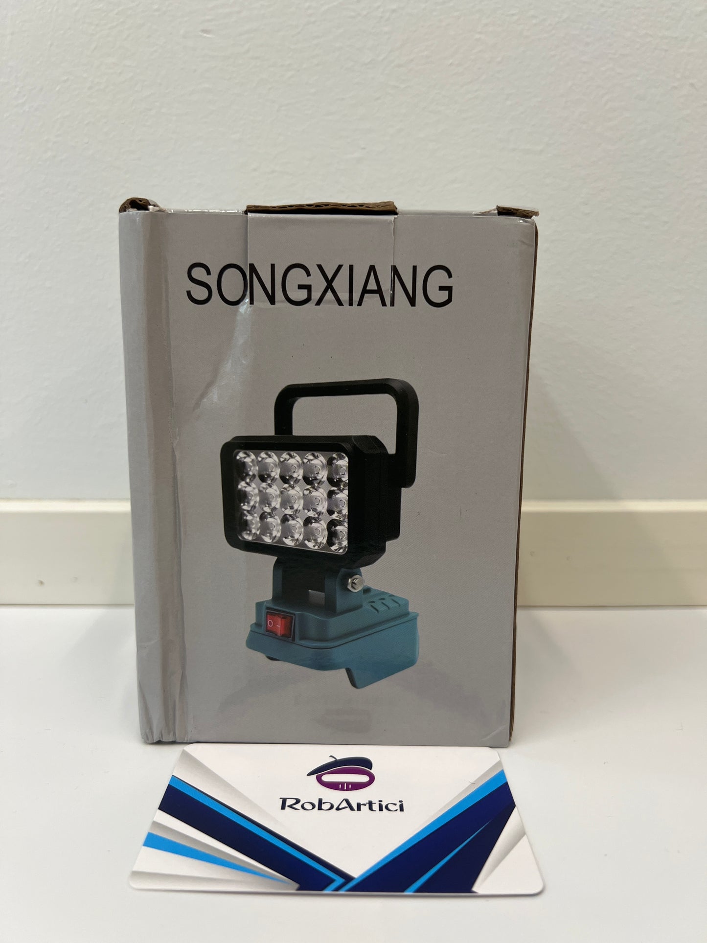 Wide application work light retail packaging.
