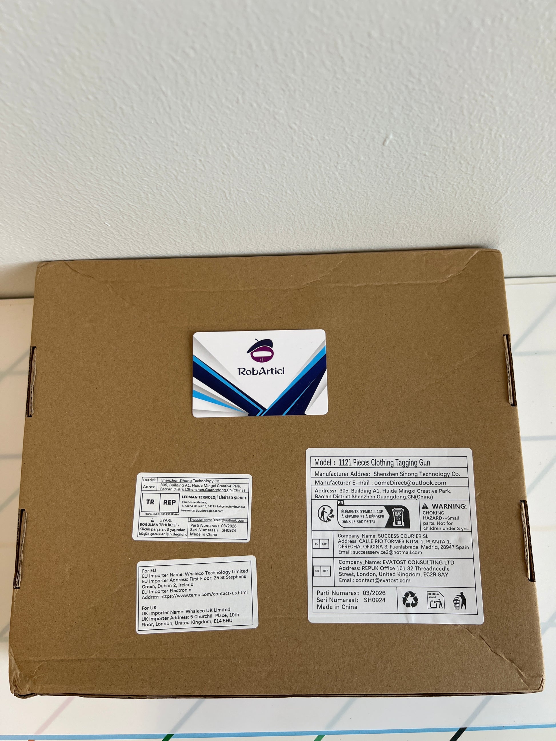 Clothing and textile tagging gun kit retail packaging showing product specifications.